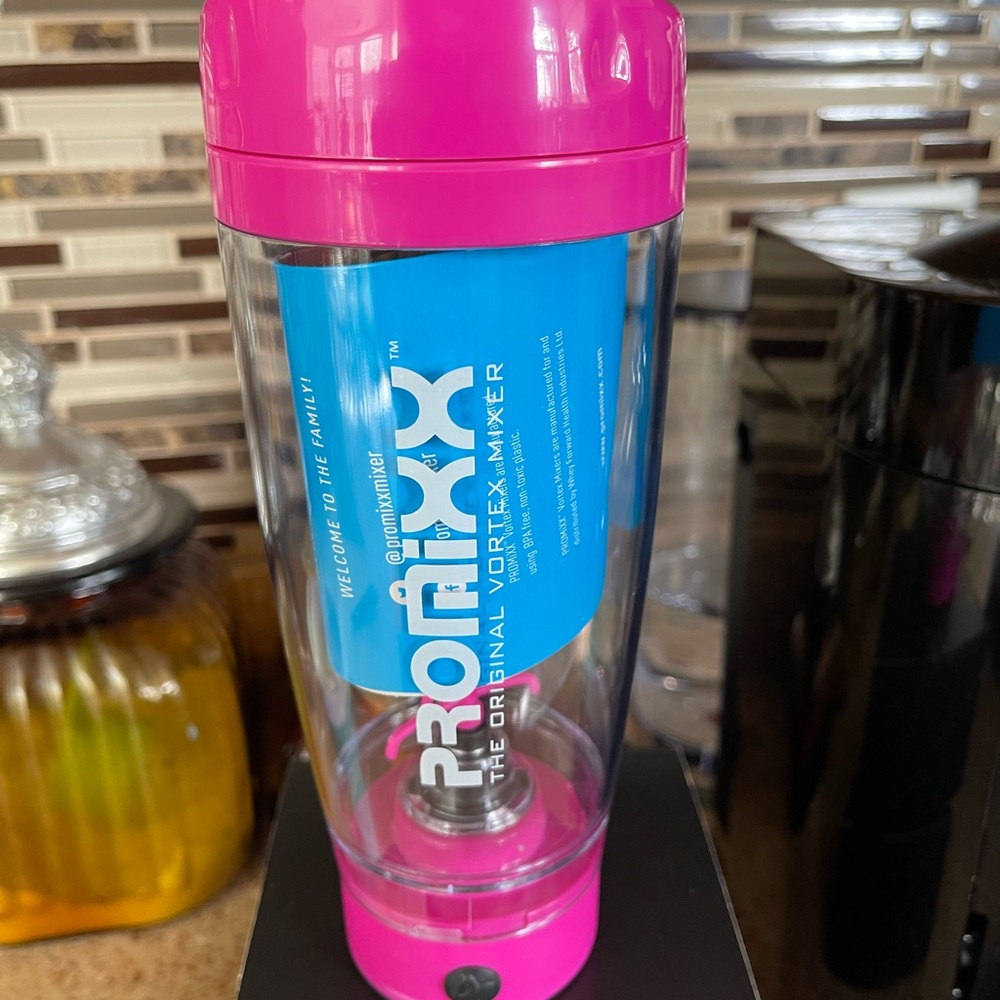 Electric travel smoothie mixer